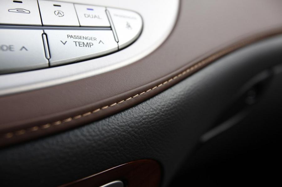  Hyundai Genesis Sedan 2011 года  (фото 18 из 39)